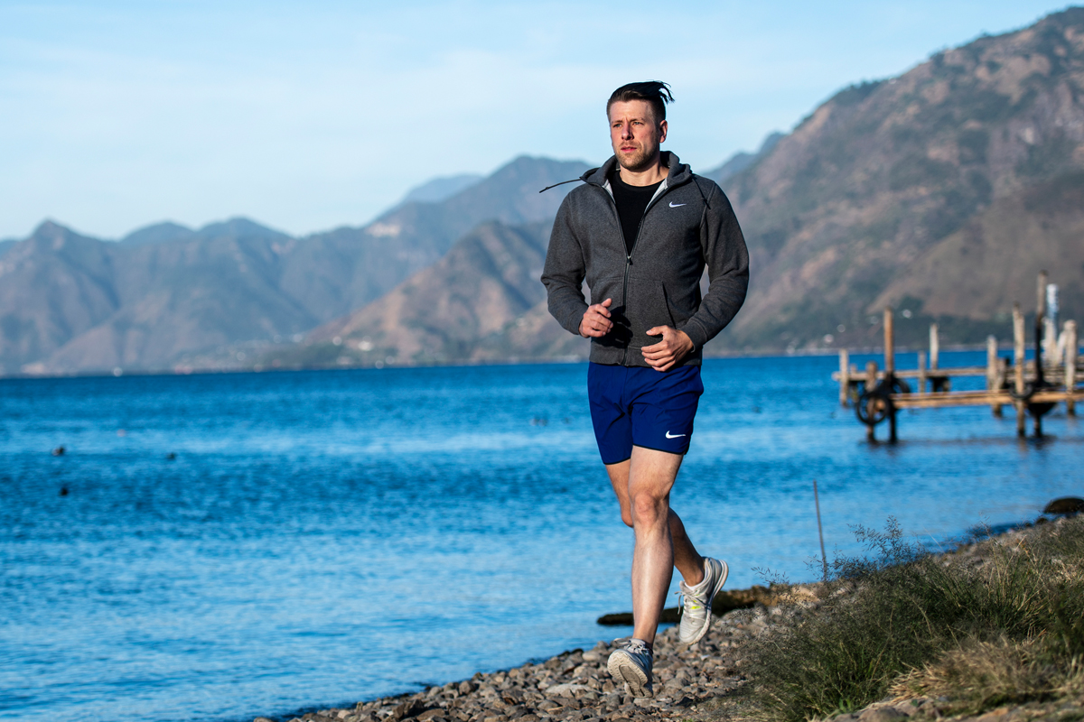 Sebastian May entspannt sich beim Joggen. Die gute Verbindung zu seinen Kolleg*innen und den Jugendlichen bei Kaji B’atz’, halfen ihm, sich in Guatemala einzuleben.