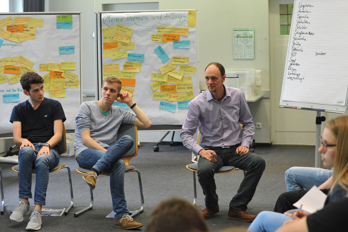 Der Gedanke, ein Jahr von zu Hause weg zu sein, kann auch Unsicherheiten erzeugen. Im FID-Begleitseminar bereiten sich die Freiwilligen darauf vor.