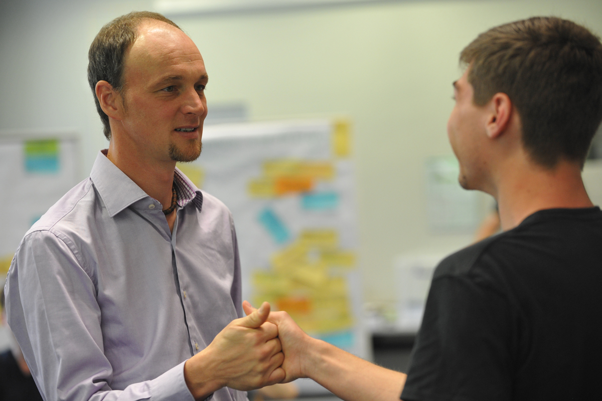 Die FID bietet auch Begleitseminare an, die den Freiwilligen nach ihrer Rückkehr Orientierung geben.