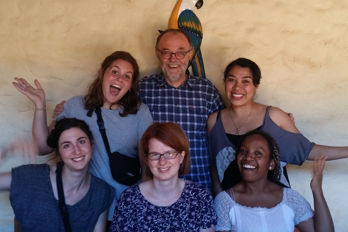 Über 30 Jahre setzt sich Peter Nilles (oben Mitte) bei SoFiA e. V. für einen Freiwilligendienst ein, in dem das Miterleben, Lernen und die Solidarität besonderen Stellenwert besitzen.