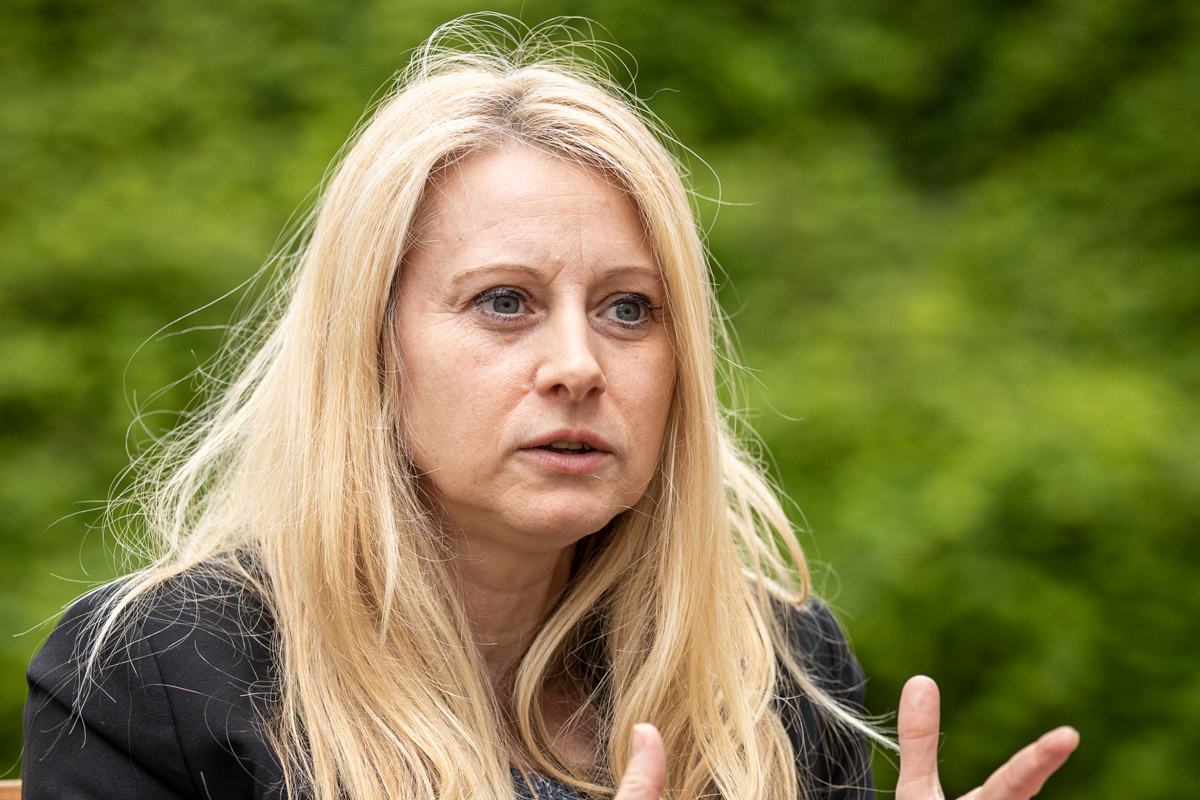 Agnes Fröhlich stellt seit mehr als 25 Jahren bei AGIAMONDO, und davon die längste Zeit bei FID, in der Sachbearbeitung alle wichtigen Prozesse im Hintergrund sicher.