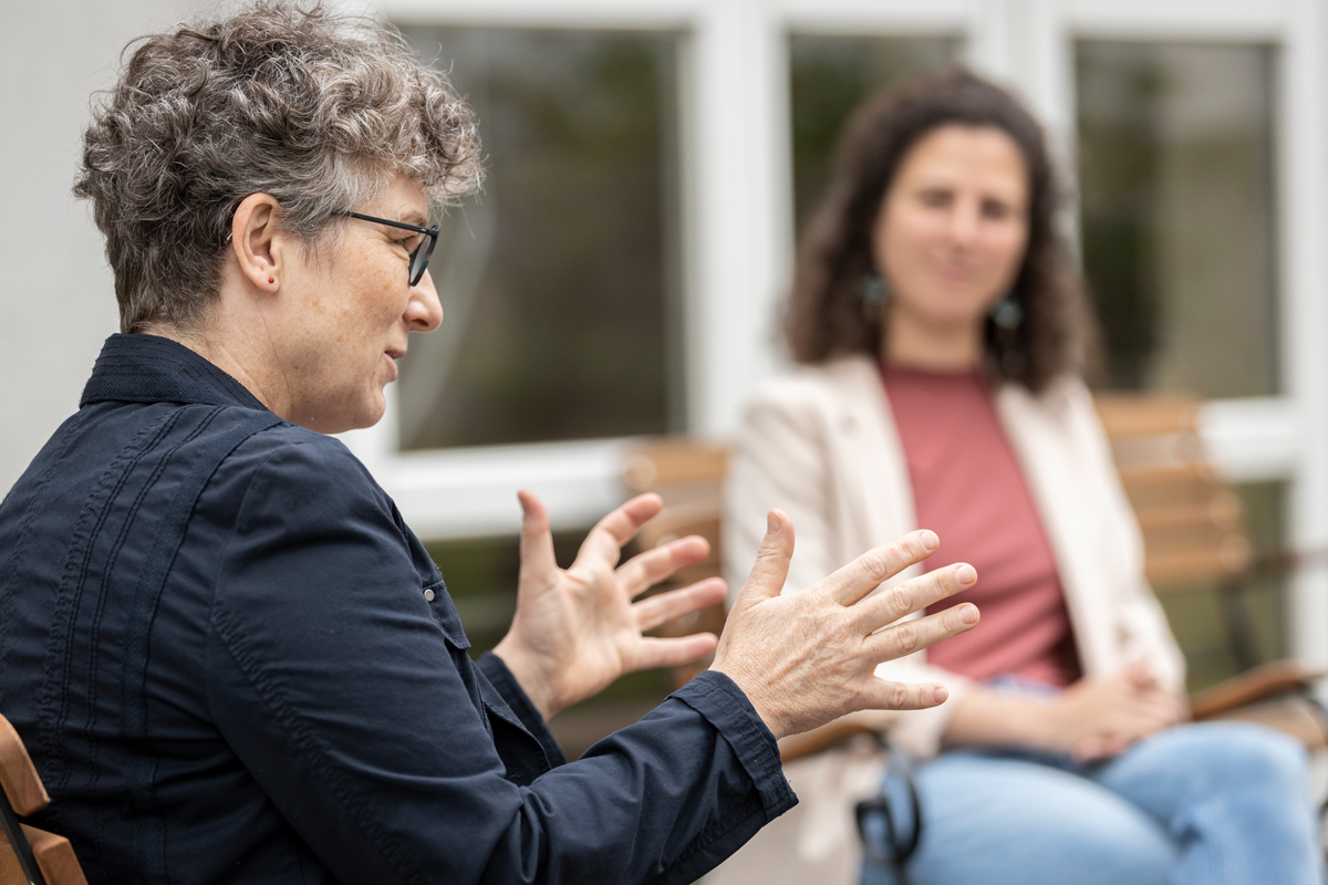 Barbara Kerime vertritt FID in diversen Gremien, wie dem Gesprächskreis internationaler Freiwilligendienst (GiF) oder dem Sprecher*innenkreis des katholischen Verbunds.