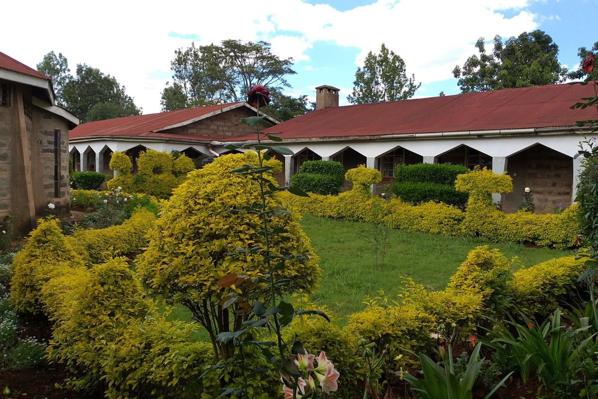 Im Ausbildungszentrum in Nyeri werden die Postulantinnen und Novizinnen vier bis fünf Jahre auf ihr Leben im Orden vorbereitet. Hier finden auch Exerzitien und Seminare für die Schwestern statt.