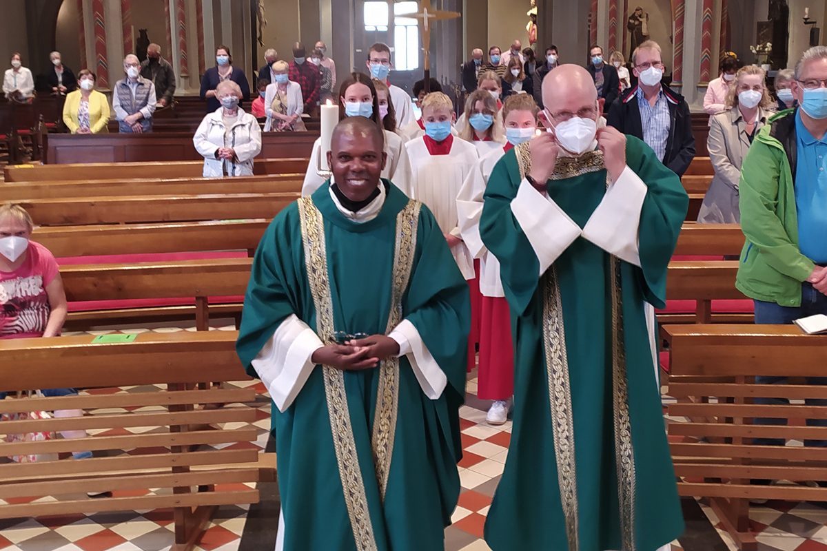 Gottesdienste unter Pandemie-Bedingungen gehörten zu den Erfahrungen im Dienst von Pater Hinojosa (links) als Fachkraft in Deutschland.