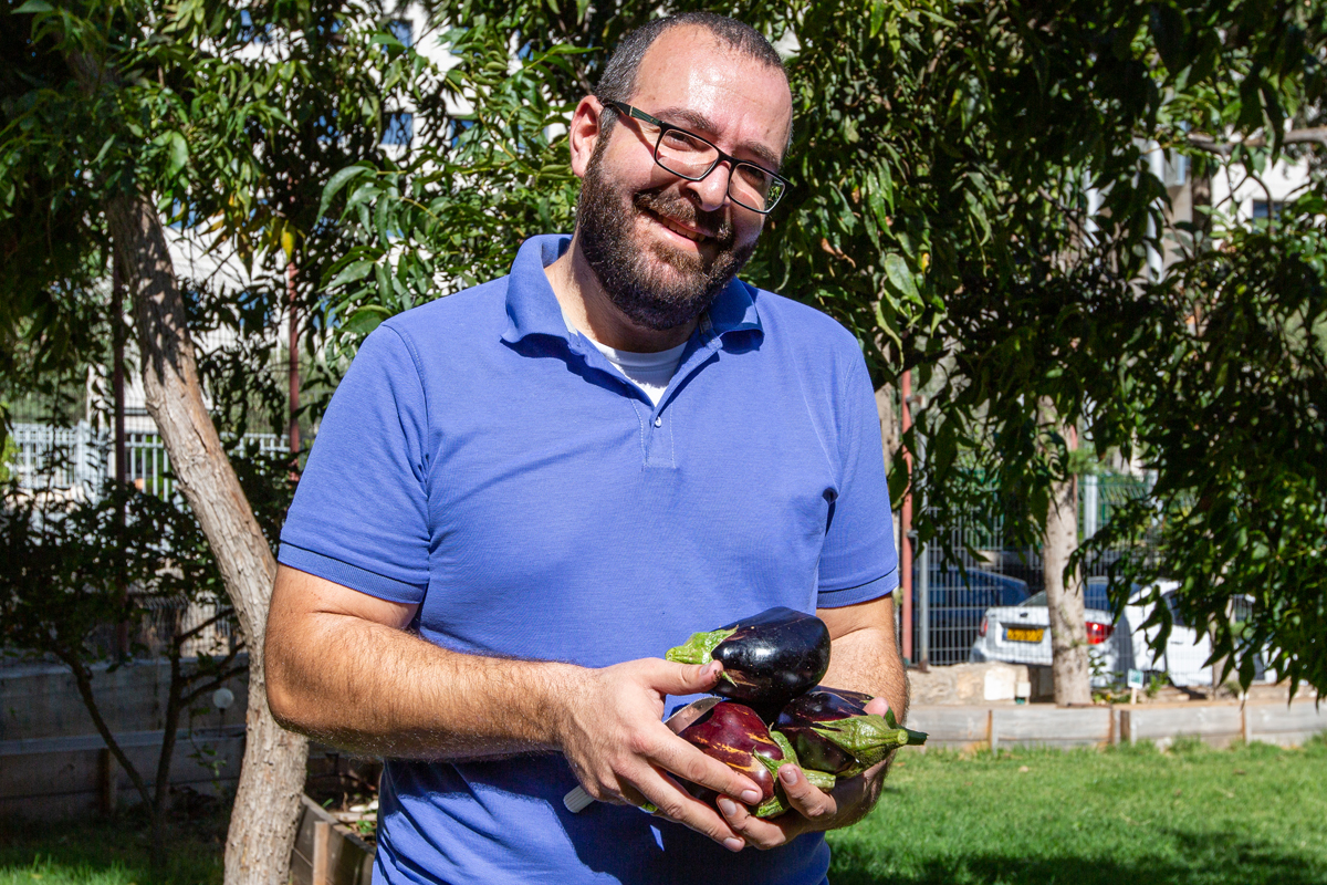 Eli Badran erntet Auberginen. Alle Gemüsesorten werden dem Klima und der Jahreszeit entsprechend ausgewählt und angepflanzt.
