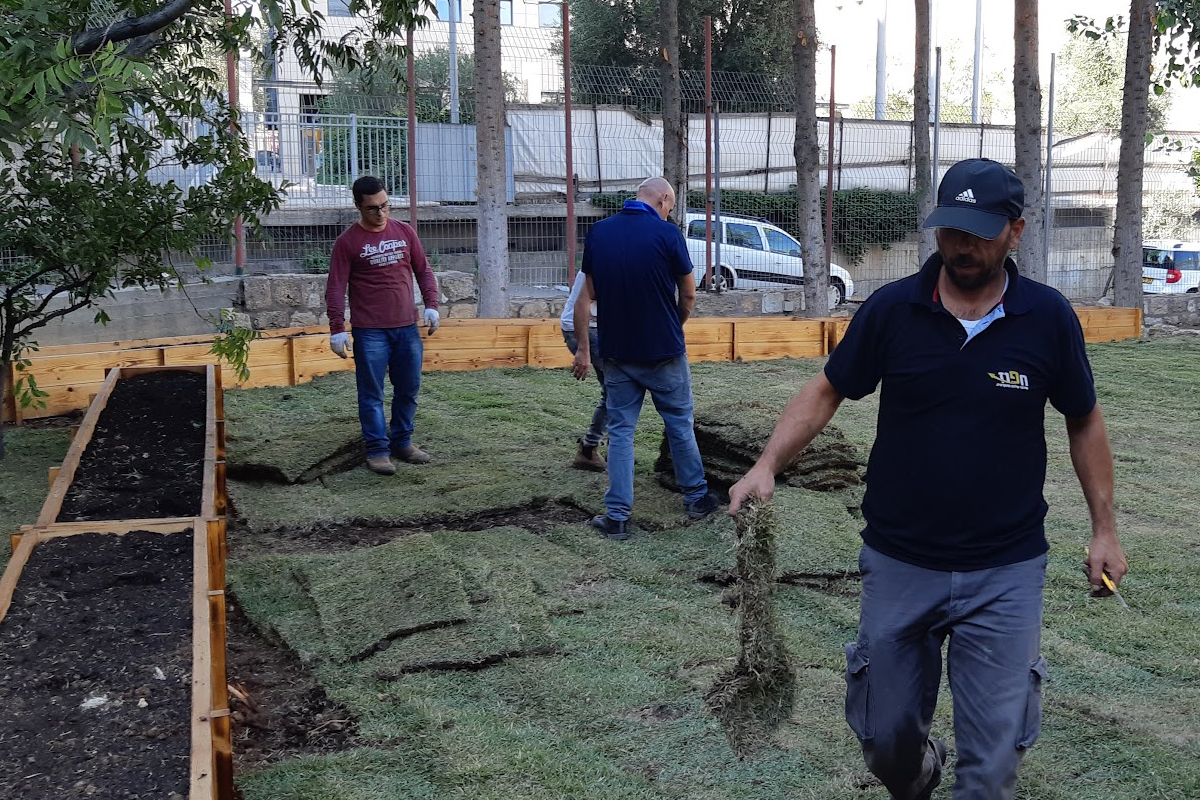 Die Klienten der Rehabilitationseinrichtung lernen durch die Gartenarbeit, Verantwortung zu übernehmen: für die Gemeinschaft, für die Umwelt und für sich selbst.