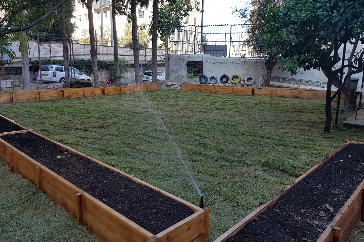 Die offene Rasenfläche wird für Meditationen, zum Grillen oder einfach für Aktivitäten an der frischen Luft gerne genutzt.