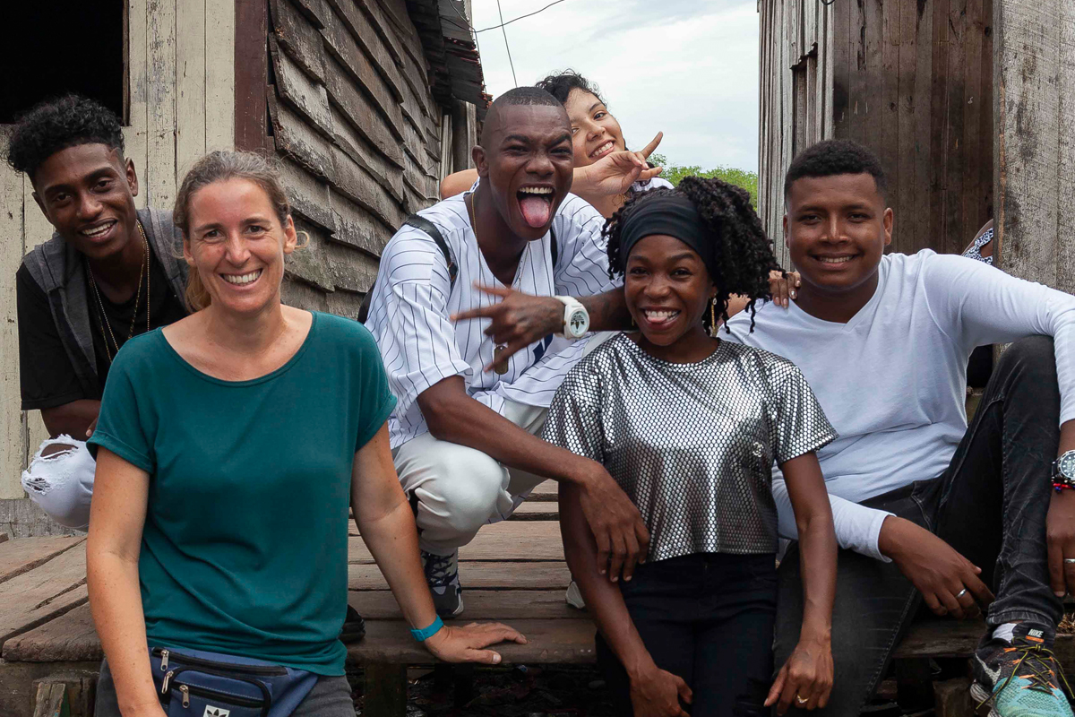 Gewalt und Armut im Viertel betrifft besonders junge Menschen. Ulrike Purrer sucht mit ihnen nach gewaltfreien Wegen und Lebenszielen. 