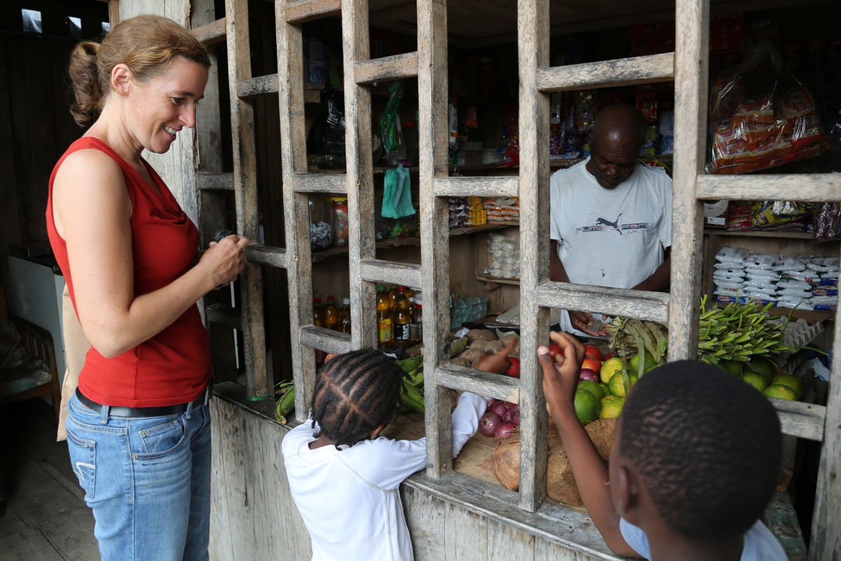 Am Nachbarschaftslädchen trifft Ulrike Purrer Kinder aus dem Ort.