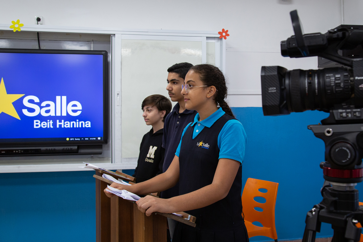 Vor laufender Kamera wird eine Modell-Debatte geführt, um das Kurzvideo als Lehrmaterial für Interessierte nutzen zu können. So soll die Kunst des Debattierens in Schulen verbreitet werden.