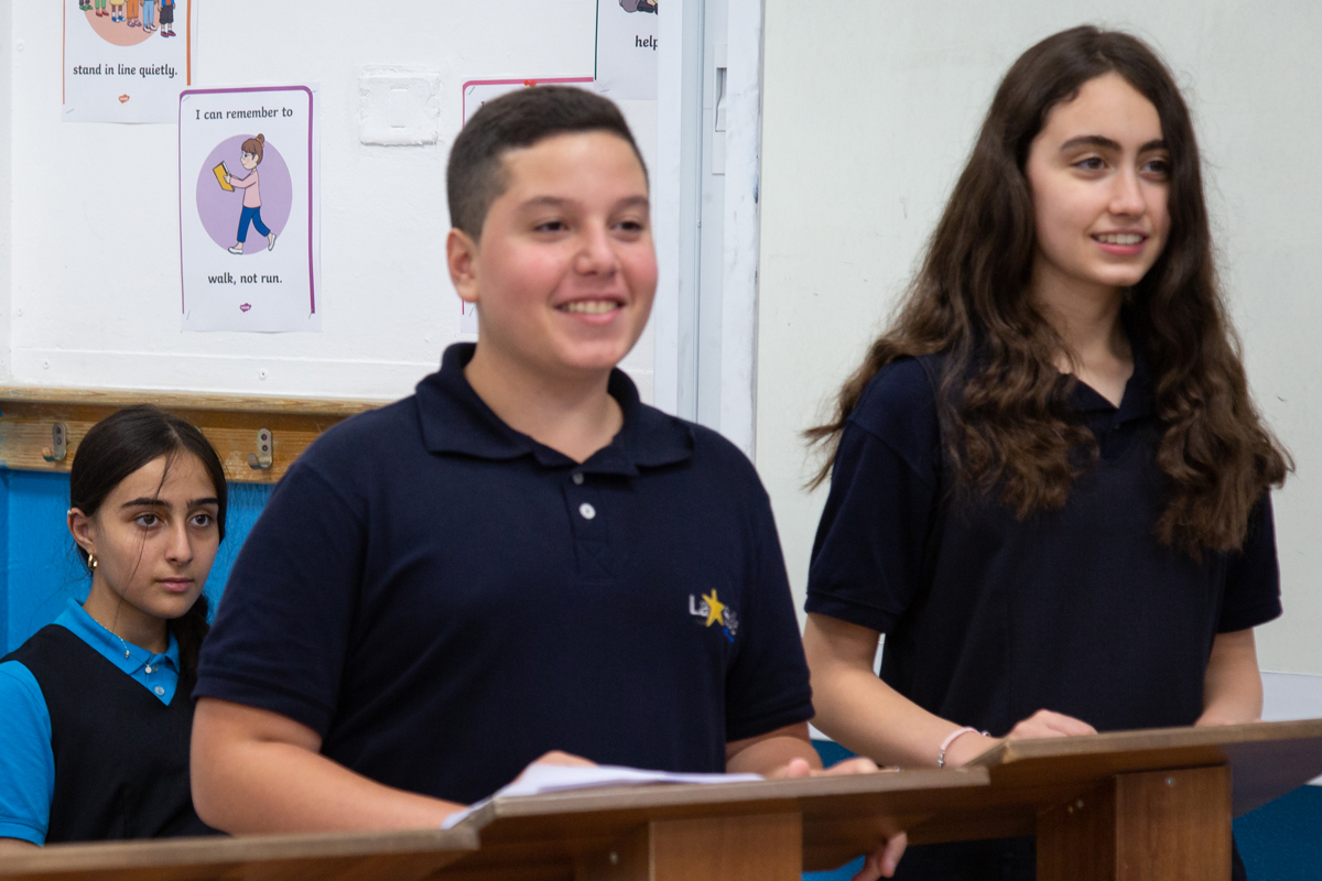 Respekt ist das Zauberwort beim Debattieren: Jede*r darf ausreden, bevor die Gegenseite das Wort ergreift. 