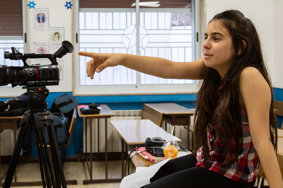 Bei den Dreharbeiten zum Video-Clip moderiert Nathalie Deibes und achtet darauf, dass alle die Regeln des Debattierens einhalten.