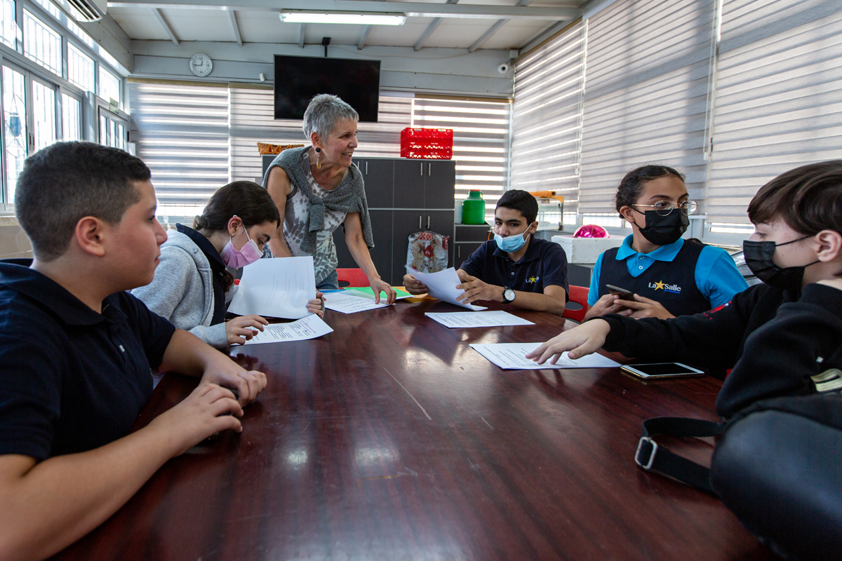 Die jungen Teilnehmer*innen sammeln Argumente, checken Fakten und üben, ihre Meinungen gegenüber den anderen zu vertreten.