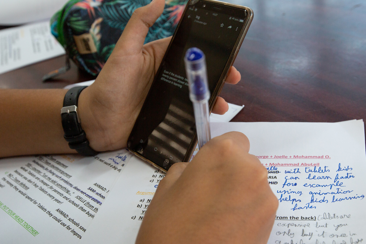 Beim Debattieren kommt es auf eine gute Vorbereitung an. Das Smartphone kann helfen, Sachverhalte zu verstehen und Fakten zu kennen, um mit Argumenten zu überzeugen.