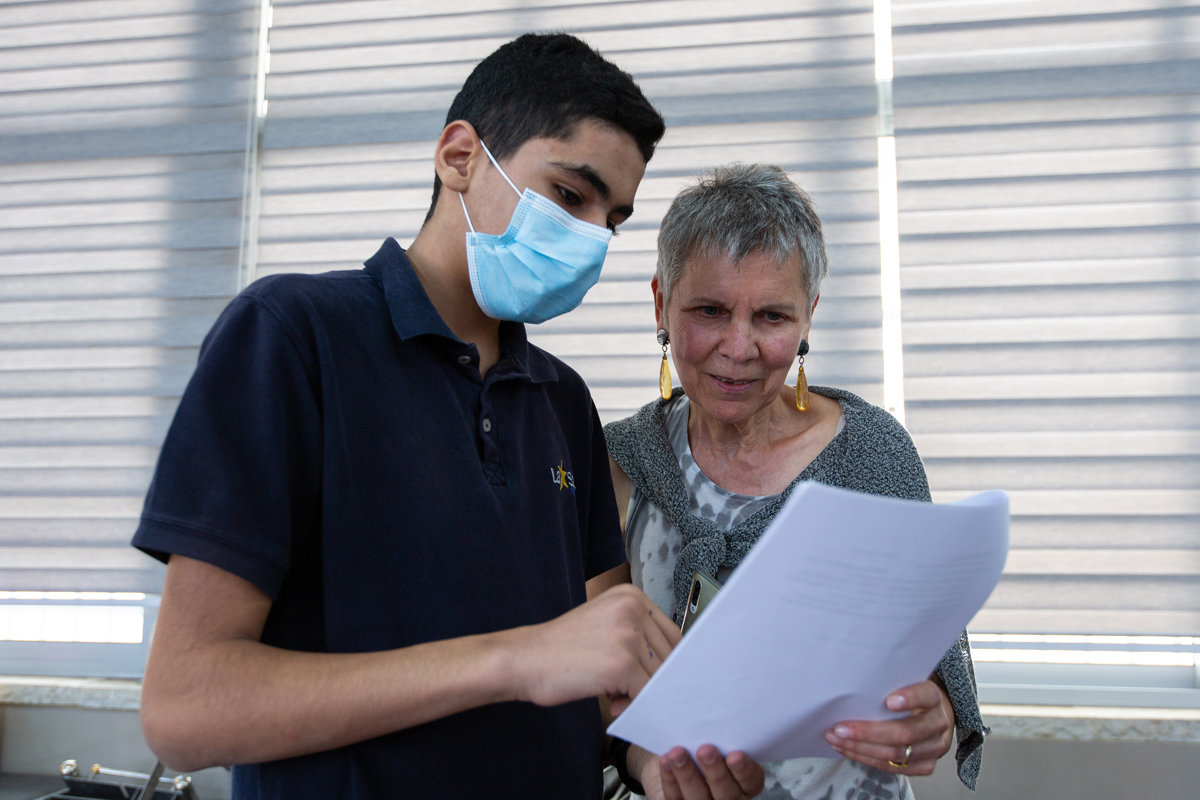 Jugendliche lernen, ihre eigenen Positionen zu hinterfragen und sich in andere hineinzuversetzen. Das Feedback von AGIAMONDO-Fachkraft Ingeborg Tiemann hilft dabei.