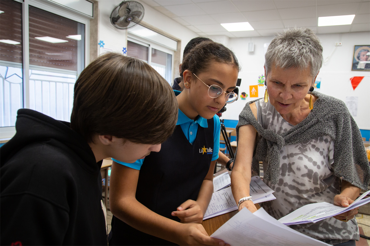 AGIAMONDO-Fachkraft Ingeborg Tiemann mit zwei Schüler*innen des "Junior Debating"-Projekts der "De LaSalle High School“ in Jerusalem