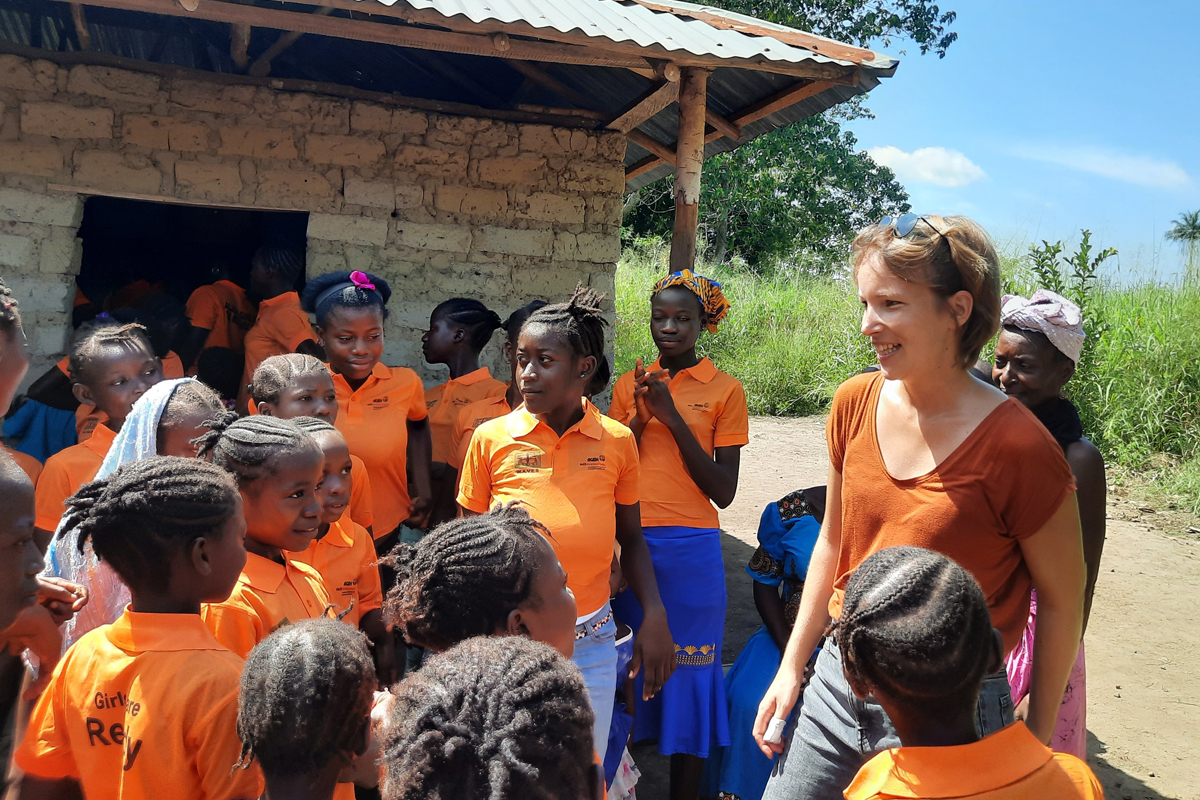 ZFD-Fachkraft Hannah Kentouche spricht mit Mädchen im Dorf Ngalu, wo junge Frauen bestärkt werden, sich für ihre Anliegen einzusetzen. 