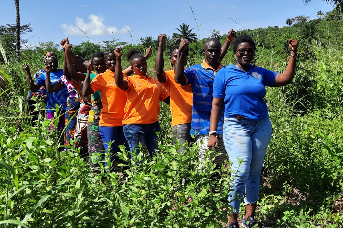 Eine WAVES-Mitarbeiterin läuft mit Jugendlichen durch den Gemeinschaftsgarten eines sogenannten "Safe space for girls". 