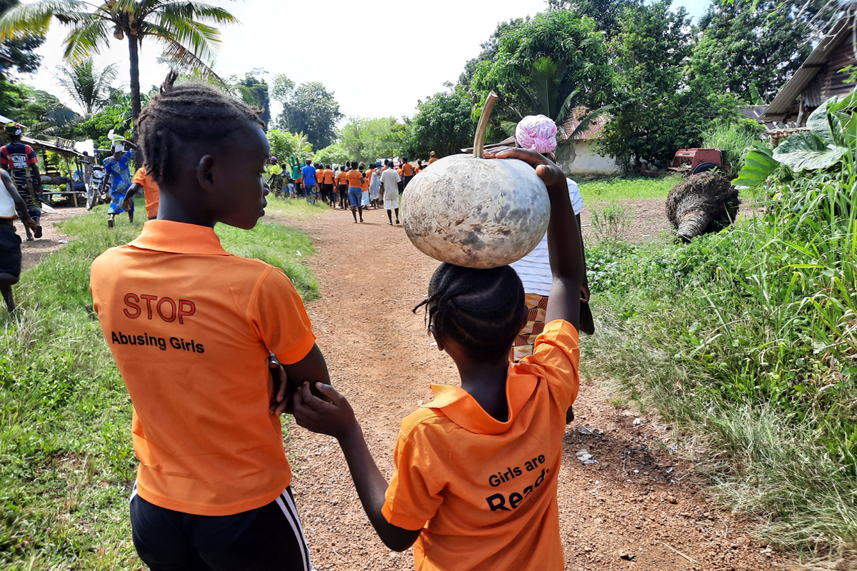 Die Mädchen gehen zu einer Mentorin von WAVES: ein sicherer Ort und sensible Beratung schützen auch vor weiblicher Genitalverstümmelung.