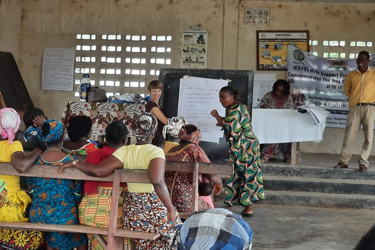 Die Mitarbeiter*innen von WAVES klären über reproduktive und sexuelle Rechte auf. Hannah Kentouche (hinten links) unterstützt sie dabei.