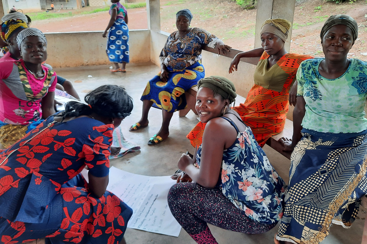 Teilnehmer*innen eines FGM-Workshops: Generationendialog und Solidarität zwischen Frauen wirken dieser Form von sexualisierter Gewalt entgegen.