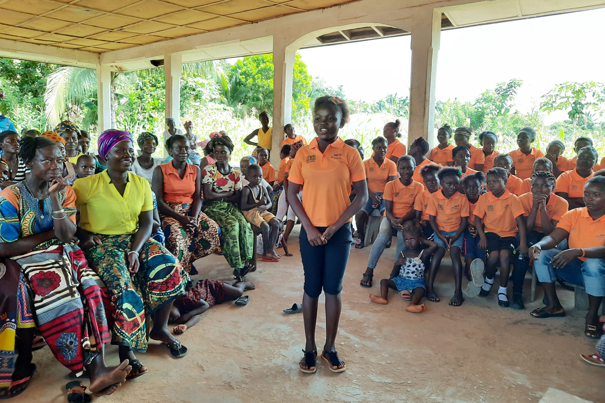 Das Mädchen trägt ein Gedicht gegen FGM im Dorf Ngalu vor. Durch die psychosoziale Unterstützung kämpfen Mädchen stärker für ihre Rechte.
