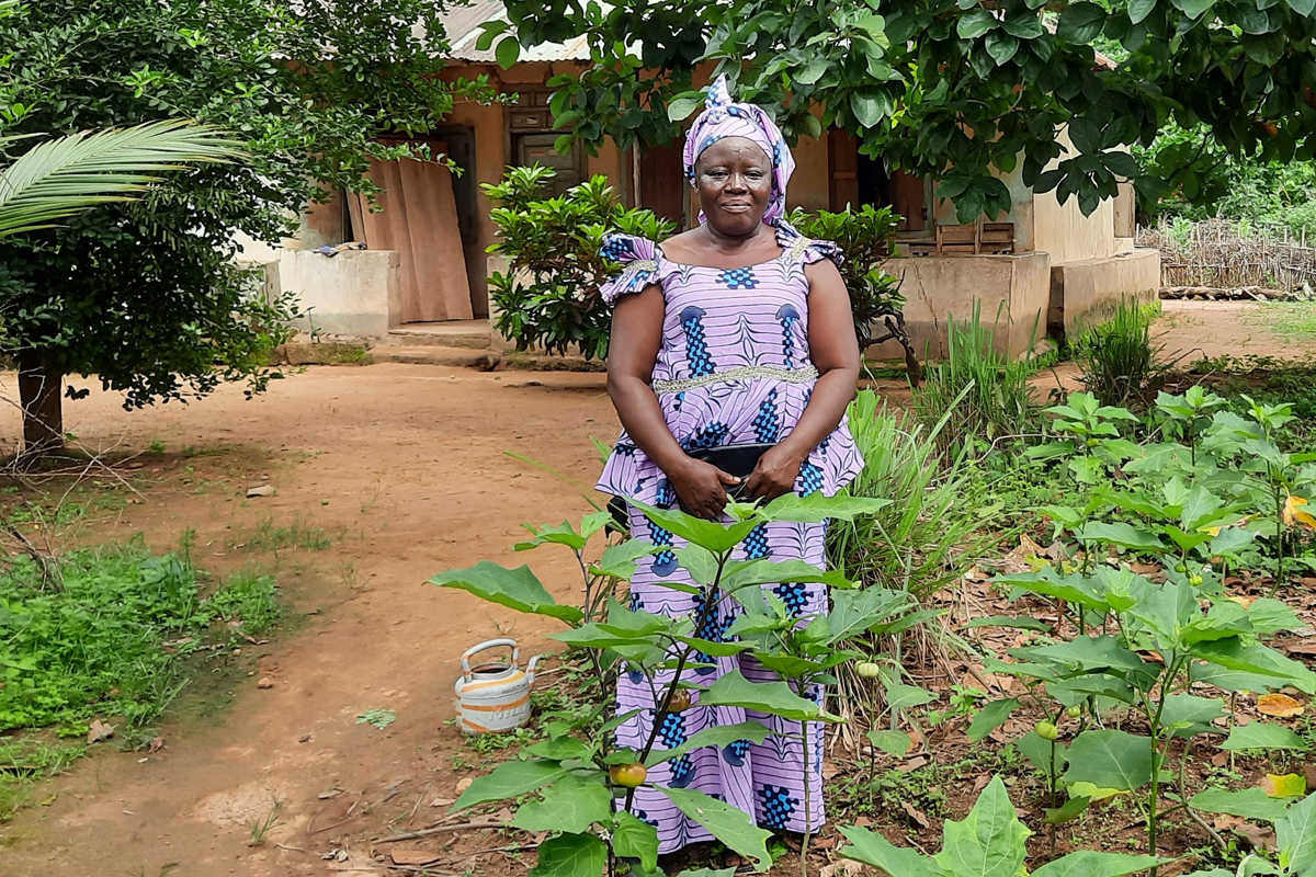 Stellina vor ihrem Haus im Dorf Nengbema. Mit der Organisation WAVES kämpft sie gegen das Schweigen zu sexualisierter Gewalt.