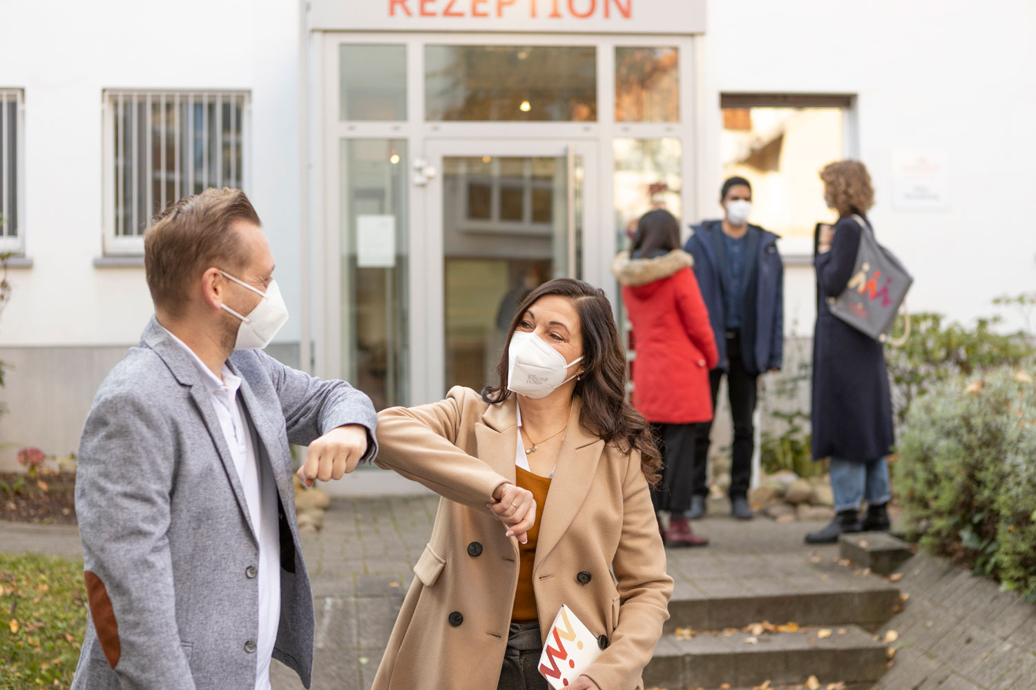 AGIAMONDO-Mitarbeiter vor der Geschäftsstelle in Köln-Deutz