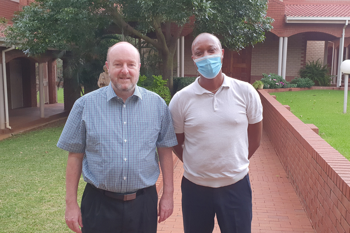 Pater Hugh O'Connor, Generalsekrär der Südafrikanischen Bischofskonferenz (SACBC) und Désiré Nzisabira auf dem Gelände des Sekretariats (von links)