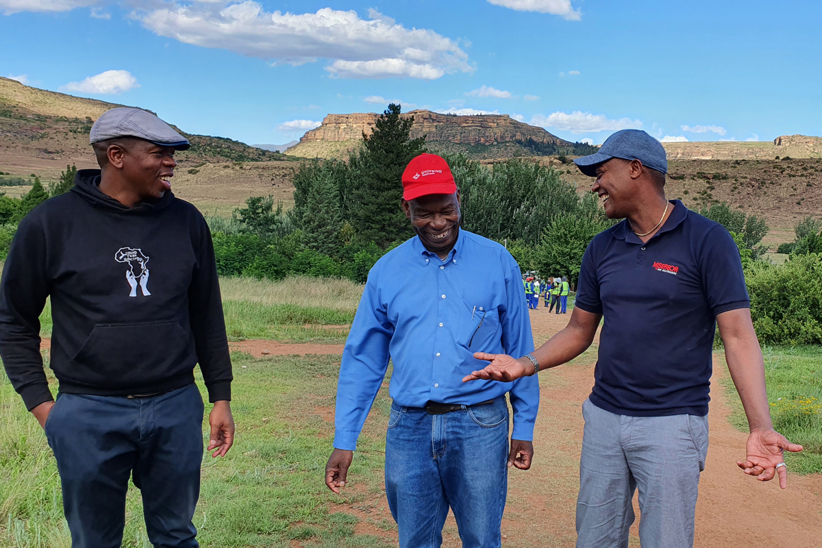 Désiré Nzisabira unterwegs mit den Projektpartnern Clement Serekane und Benedict Makhata in einem ländlichen Entwicklungsprojekt der Bethel-Gemeinde in Lesotho (von rechts)