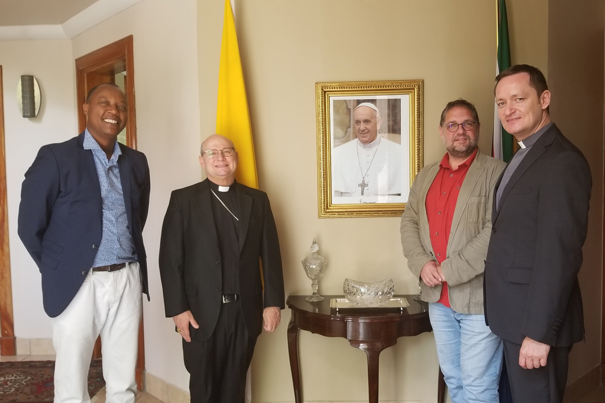 Désiré Nzisabira, Erzbischof Peter Bryan Wells, der Nuncio für das Südliche Afrika, Peter Meiwald, Abteilungsleiter Afrika/Nahost bei MISEREOR und Monsignore Dario Pavisa, der Stellvertreter des Nuncio (von links).