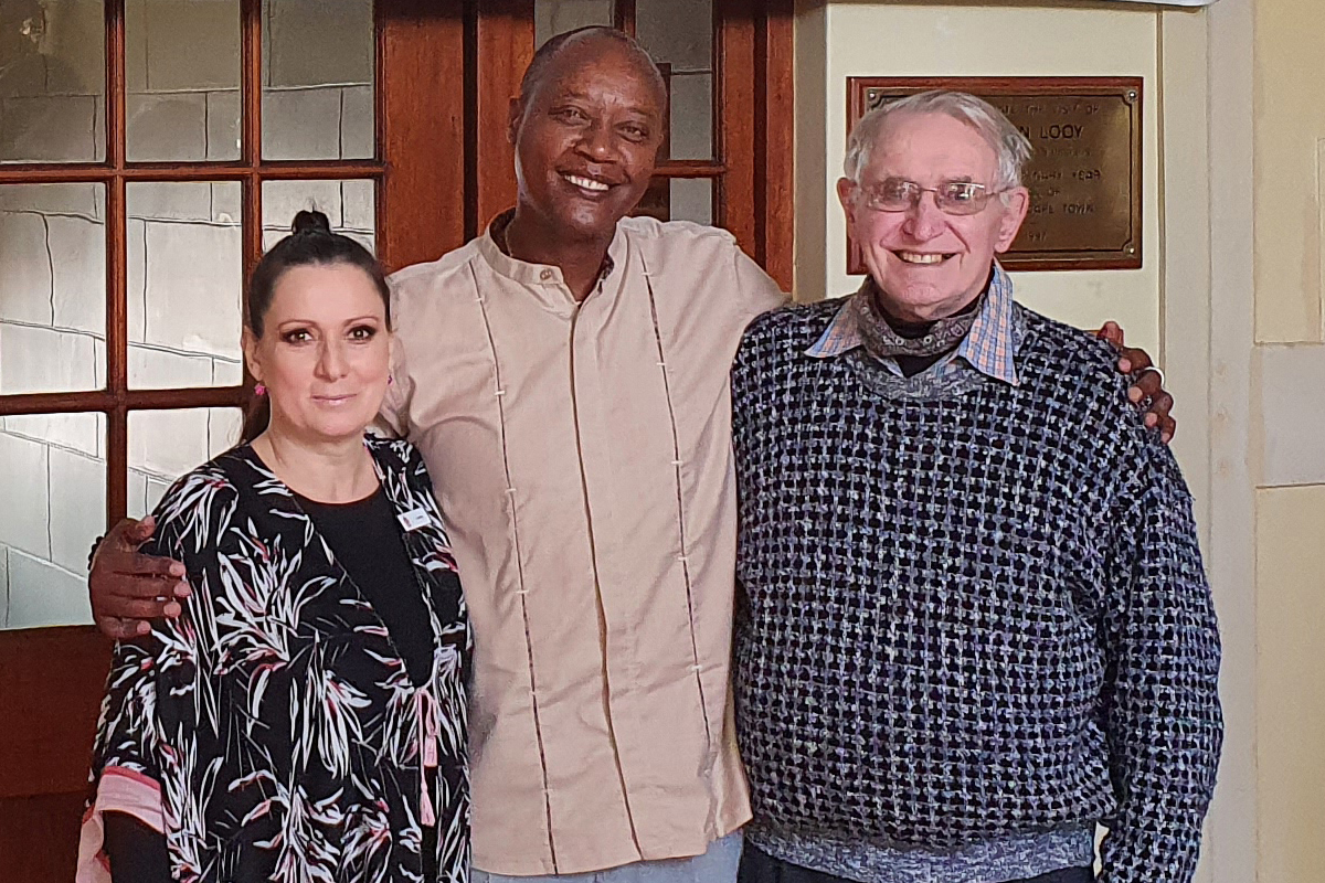 Pater Patrick Naughton, der Leiter des Salasian Youth Institute, Désiré Nzisabira und Jo da Silva, die Entwicklungskoordinatorin der Salesianer (von rechts)