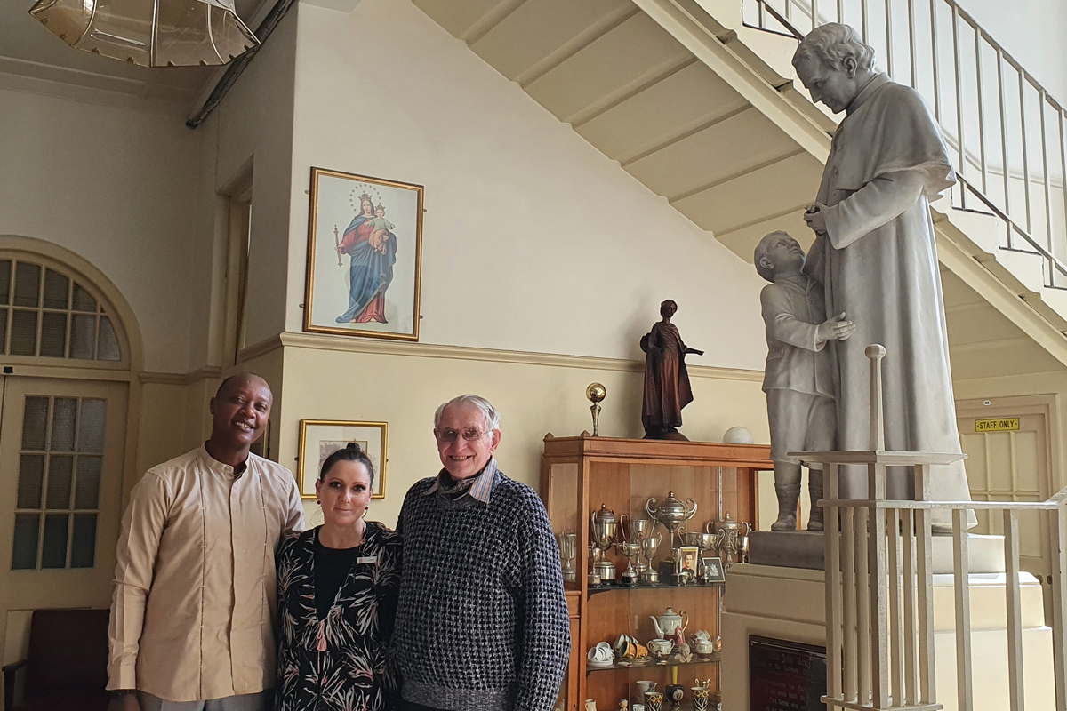 Pater Patrick Naughton, Jo da Silva und Désiré Nzisabira treffen sich im Salesianerhaus in Kapstadt (von rechts). 