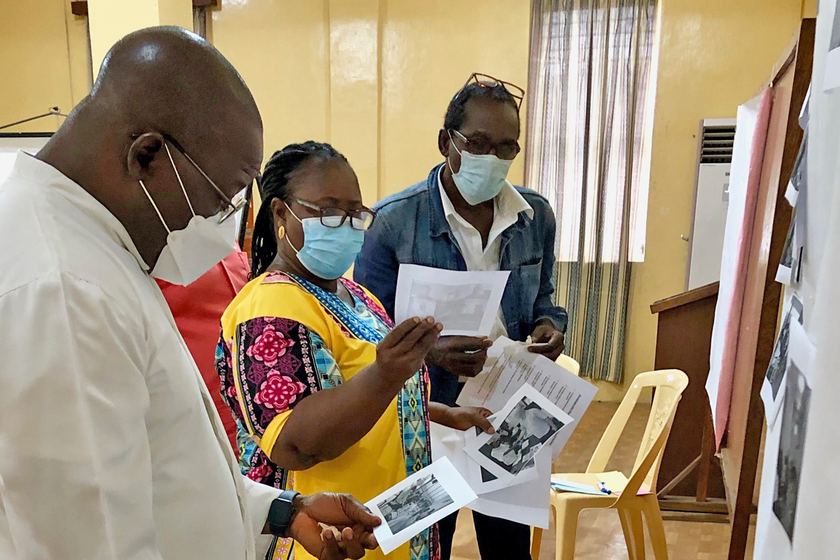 Während eines Evaluationsworkshops diskutieren Teilnehmer*innen und Reverend Fr. P. Sumo-Varfee Molubah (links), Leiter des Bildungssekretariats der Erzdiözese Monrovia.