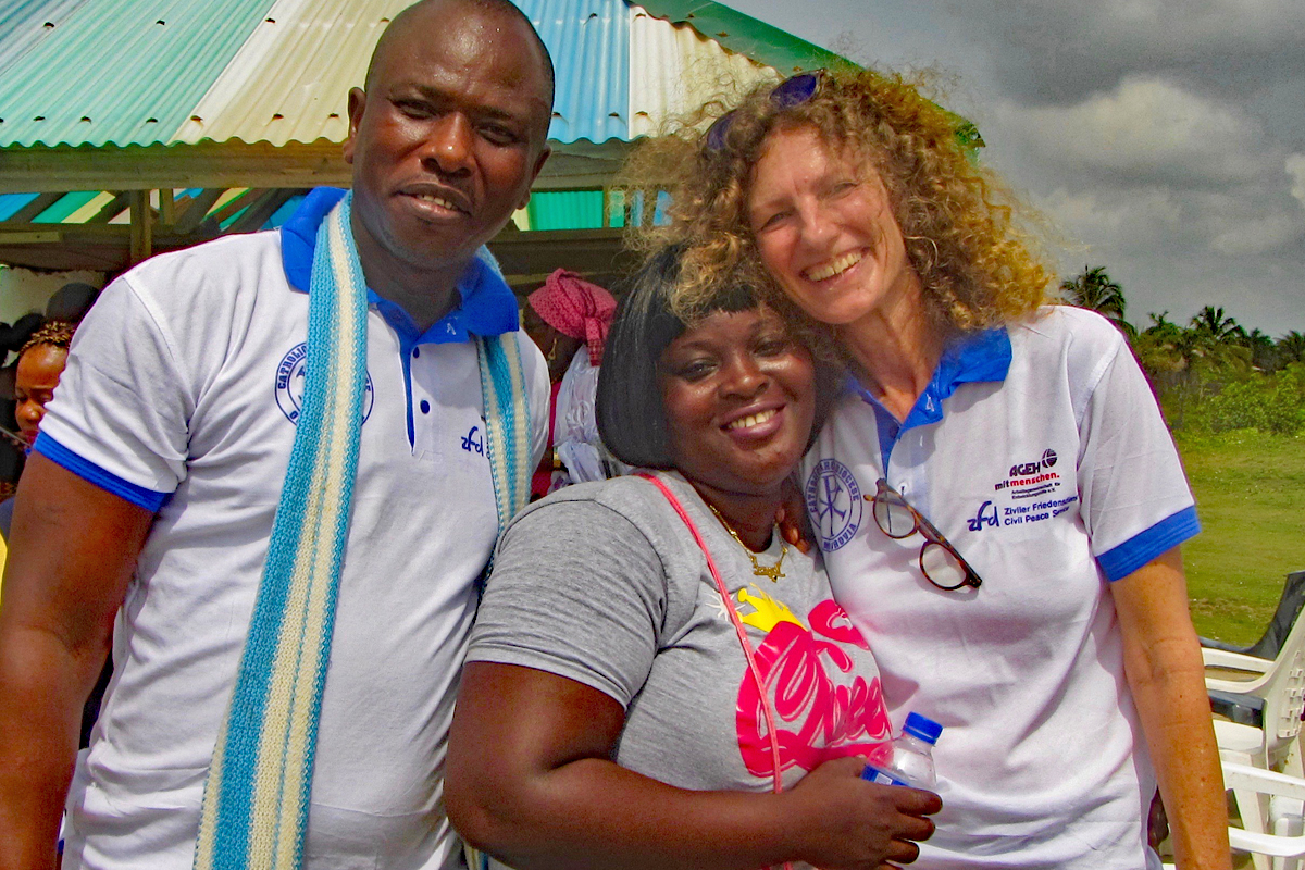 Finance-Officer Joseph Mulbah, seine Frau und Marion Koerbel (rechts) nehmen an einem Friedensfest teil.
