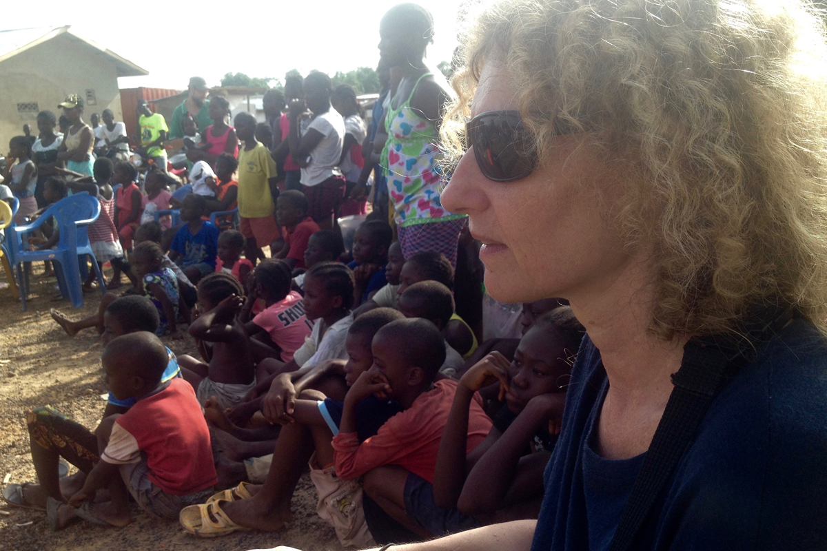Bei einer Veranstaltung einer Partnerorganisation in Gbarnga/Nordliberia konnten junge Menschen ihre Talente vorstellen. Marion Koerbel (rechts) ist als Gast dabei.