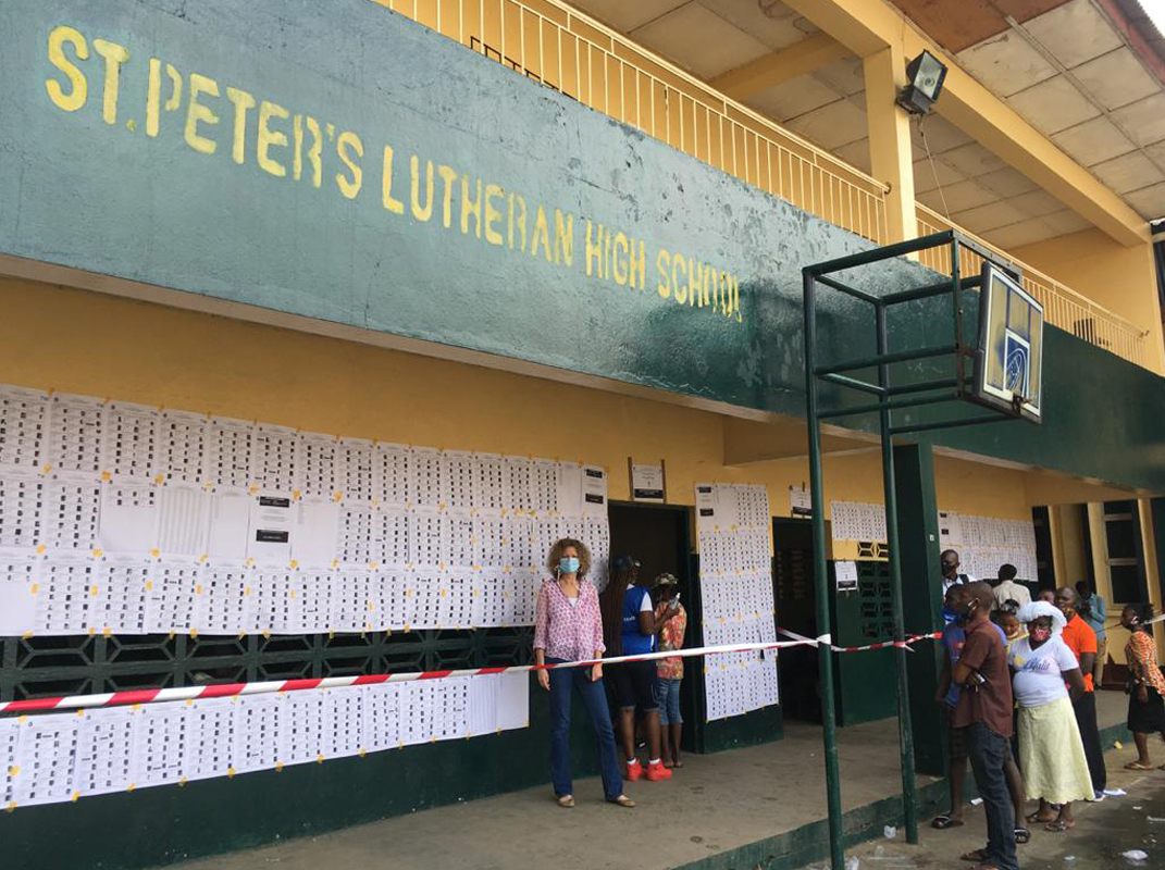 Marion Koerbel war als Wahlbeobachterin an einer Schule/Wahlstation bei den Senatswahlen am 8. Dezember 2020 in Monrovia dabei. Die Wandkopien zeigen die Ausweise der Wahlberechtigten.