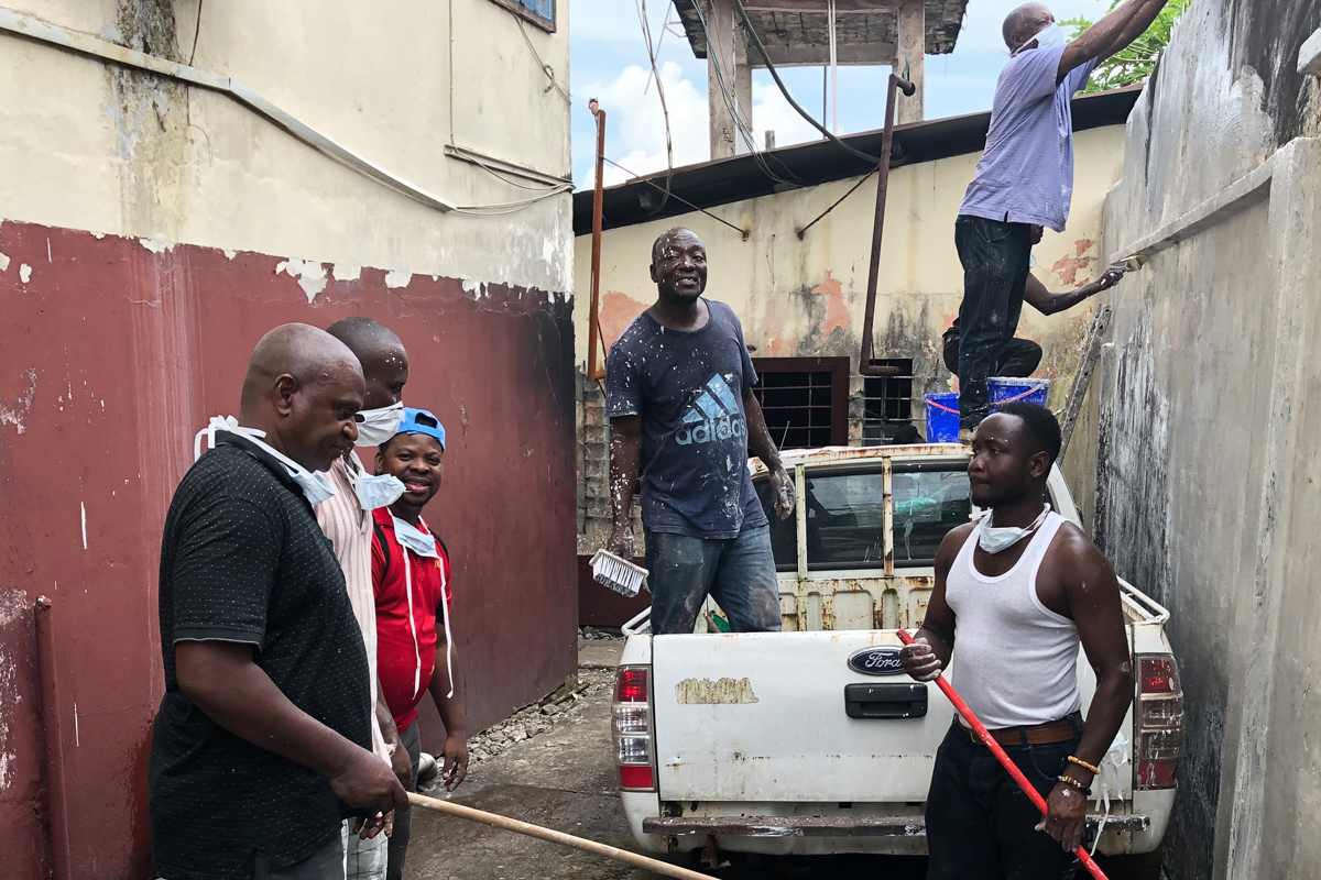 Einmal in anderen Rollen aufeinandertreffen: Bei einem gemeinsamen Putz- und Renovierungsprojekt lernen sich die Teams der Abteilungen der Erzdiözese ganz neu kennen.