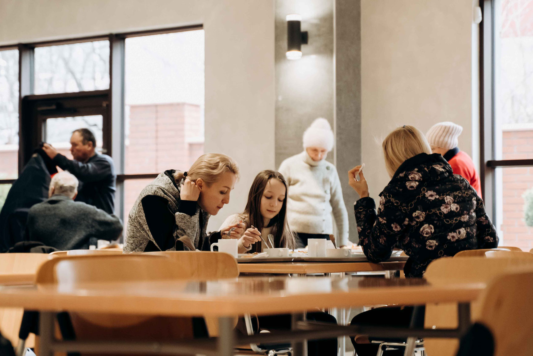 Im katholischen Gymnasium in Ivano-Frankivsk im Westen der Ukraine erhalten einige von ihnen Unterkunft und Verpflegung. 