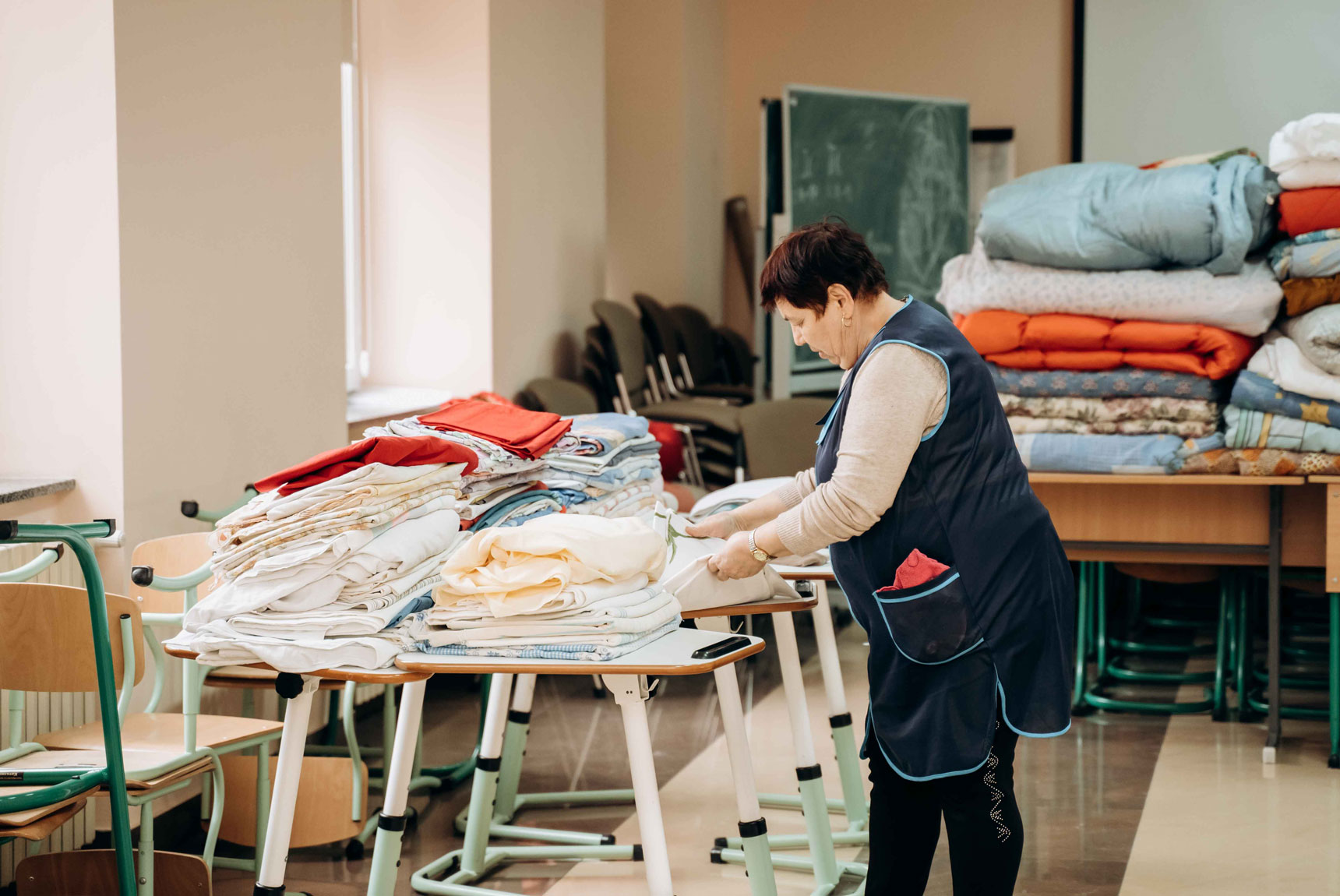 Auch Kleidung erhalten die Binnenflüchtlinge in den Notunterkünften.