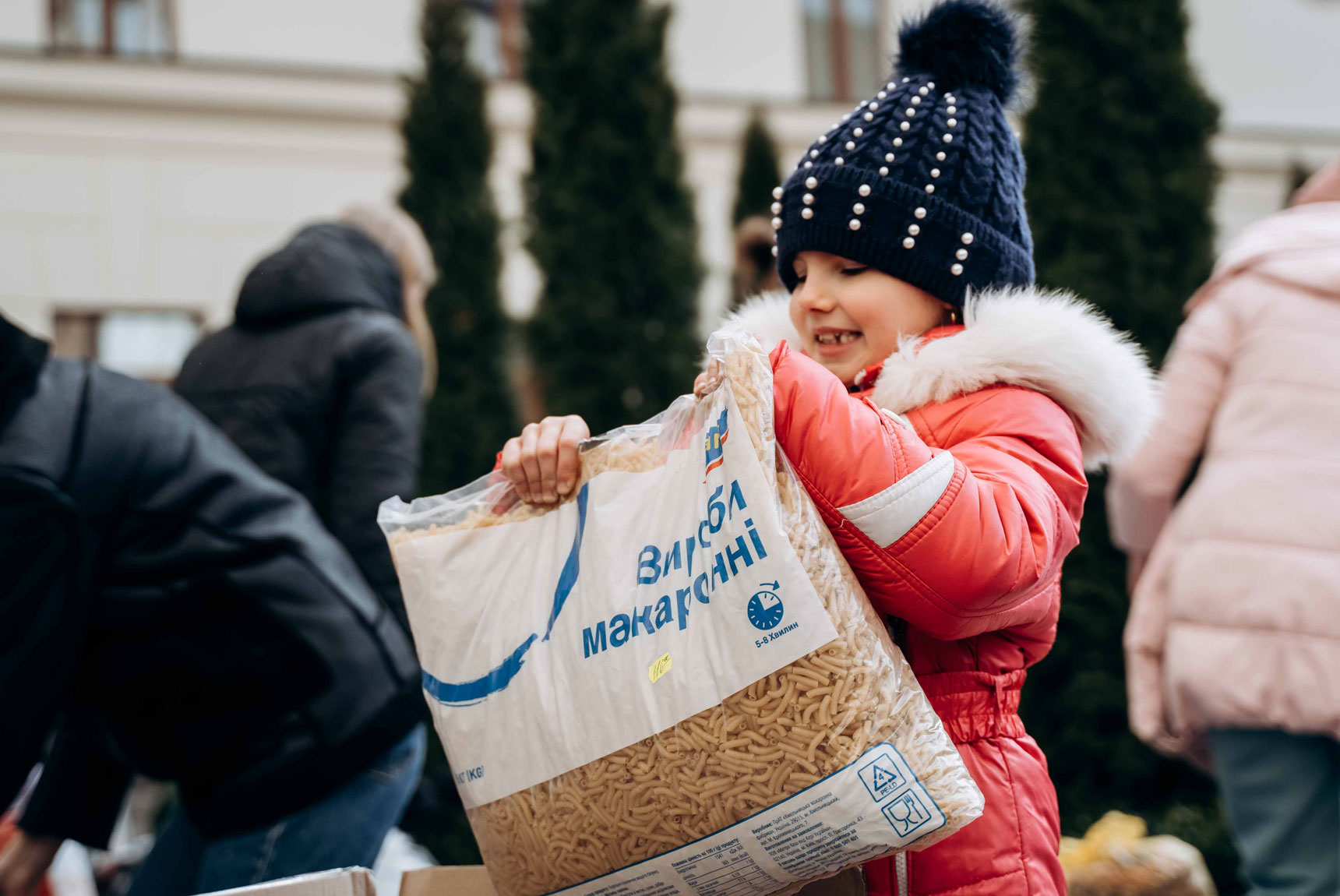Verteilung von Lebensmitteln an vor dem Krieg geflohene Menschen in der Diözese Ivano-Frankivsk