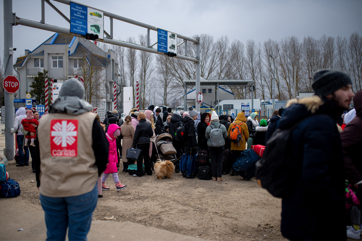 Warten am Grenzübergang Palanca: die Caritas-Mitarbeiter*innen versuchen, sich mit anderen NGOs vor Ort abzustimmen.