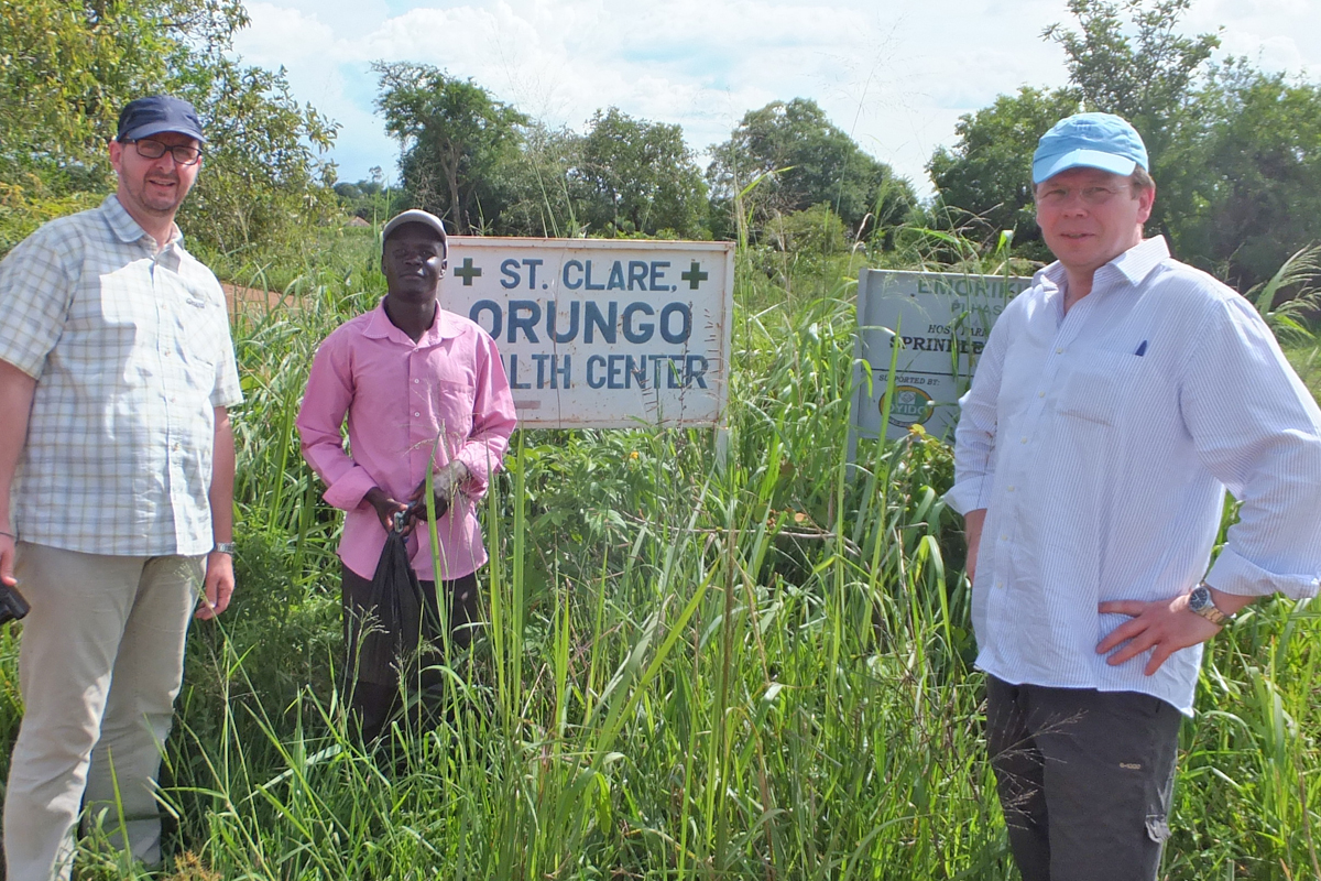 Markus Leineweber, Vorsitzender des Direktoriums des Krankenhauses in Trier, Robert Odongo, Compound Worker, und Peter Berg, Regionalleiter für die Gesundheitseinrichtungen der Barmherzige Brüder Trier gGmbH (von rechts).