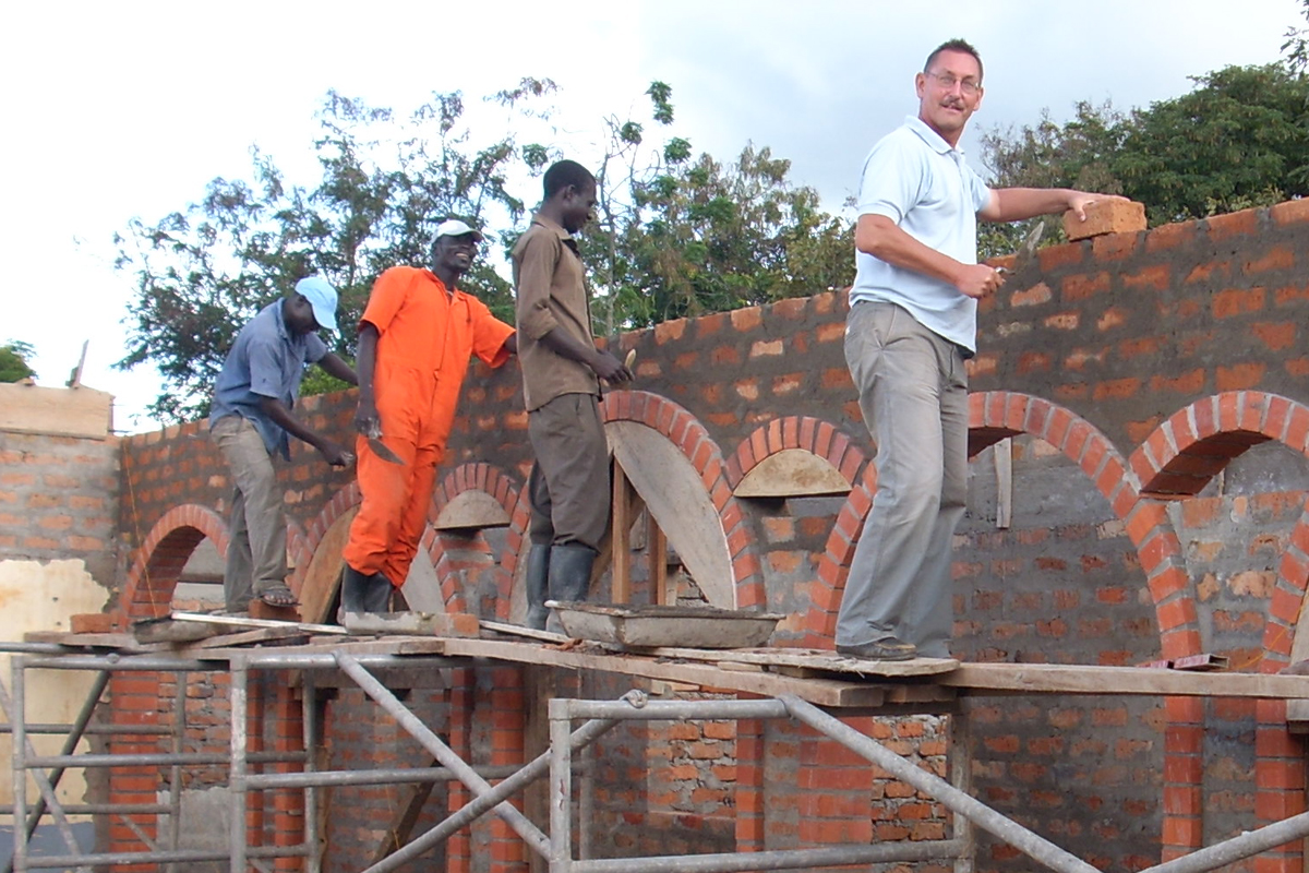 AGIAMONDO-Fachkraft Alfred Pfeifer renoviert mit Kollegen den Konvent für die Franziskanerinnen.
