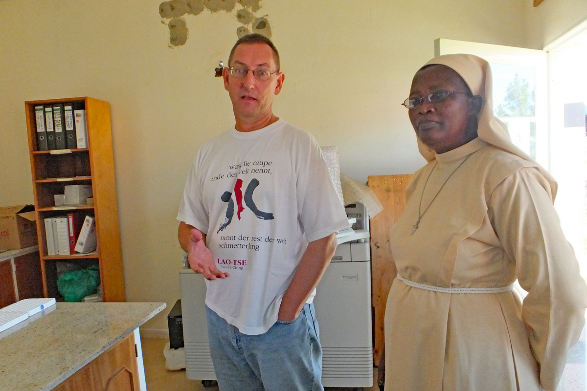 AGIAMONDO-Fachkraft Alfred Pfeifer im Gespräch mit Sr. Celestine, Regionaloberin der Little Sisters of Sanct Francis in Ostuganda.