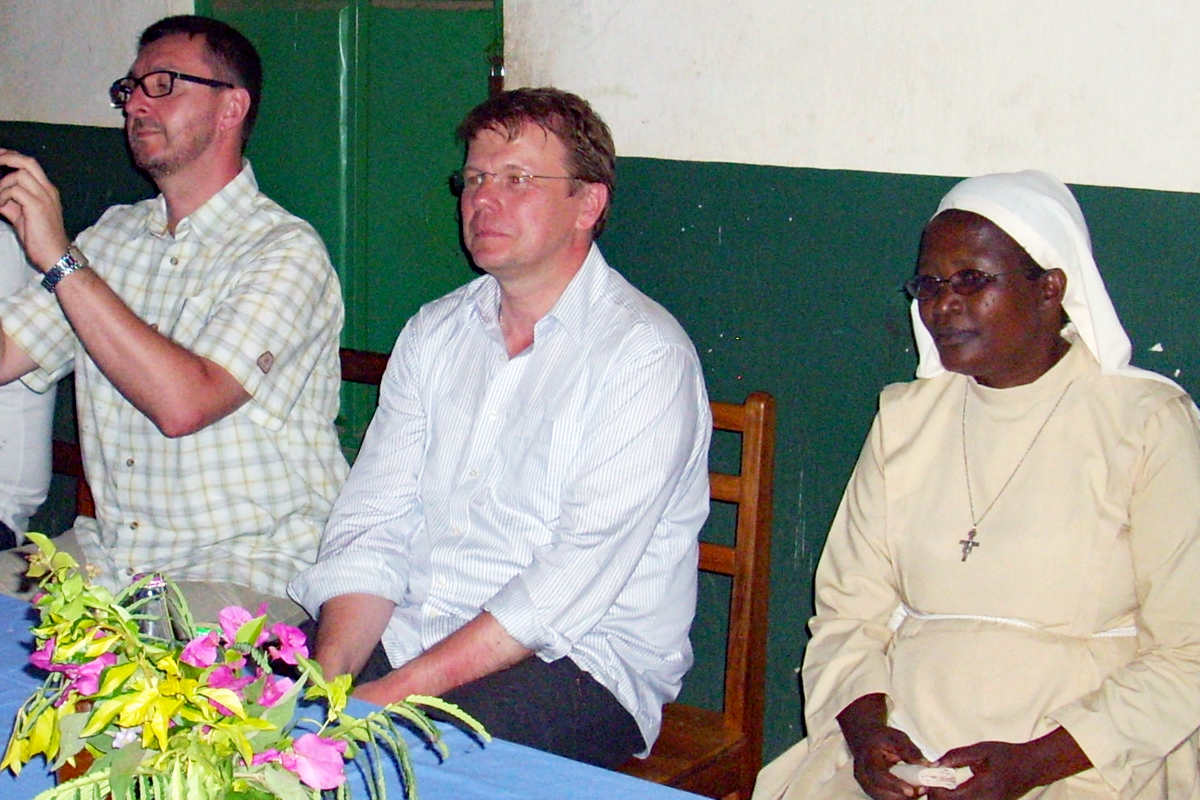 Sr. Celestine Amongin, Regionaloberin der Little Sisters of Sanct Francis in Ostuganda, Markus Leineweber, Hausoberer und Vorsitzender des Direktoriums des Krankenhauses der Barmherzigen Brüder in Trier, und Generaloberer Peter Berg, Regionalleiter für die Gesundheitseinrichtungen der Barmherzige Brüder Trier gGmbH, bei einem Fest in Ococia (von rechts).