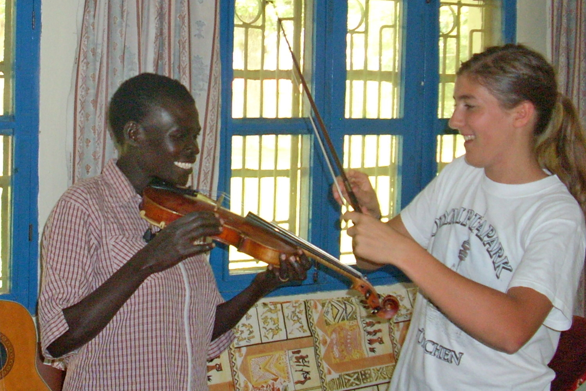 Die Köchin des Internats (links) und die Freiwillige Kathrin Ringeisen befassen sich mit dem Geigenspiel. Die Freiwillige sang auch im einheimischen Chor mit.
