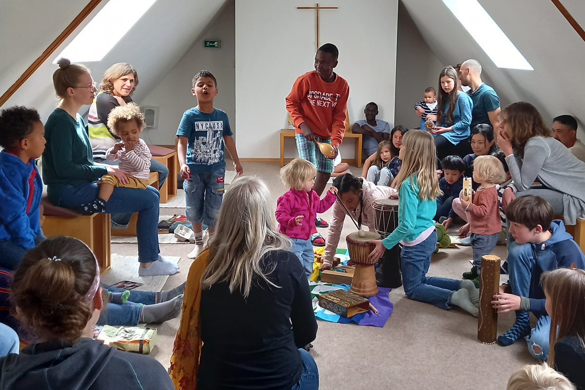 In einem der Aufenthaltsräume des Landhauses musizieren Kinder und Erwachsene gemeinsam als Improvisatons-Orchester.