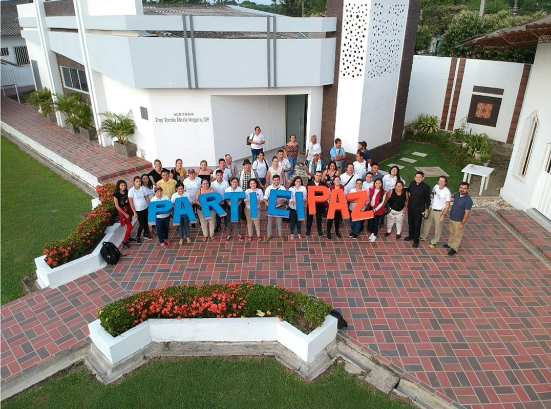 Abschlussveranstaltung in Tibú im Rahmen des Projekts "Partizipation" mit Claudia Luzar. Dabei ging es um die Umsetzung der politischen, wirtschaftlichen und kulturellen Selbstbestimmung sowie der friedlichen Konflikttransformation in Catatumbo/Kolumbien.