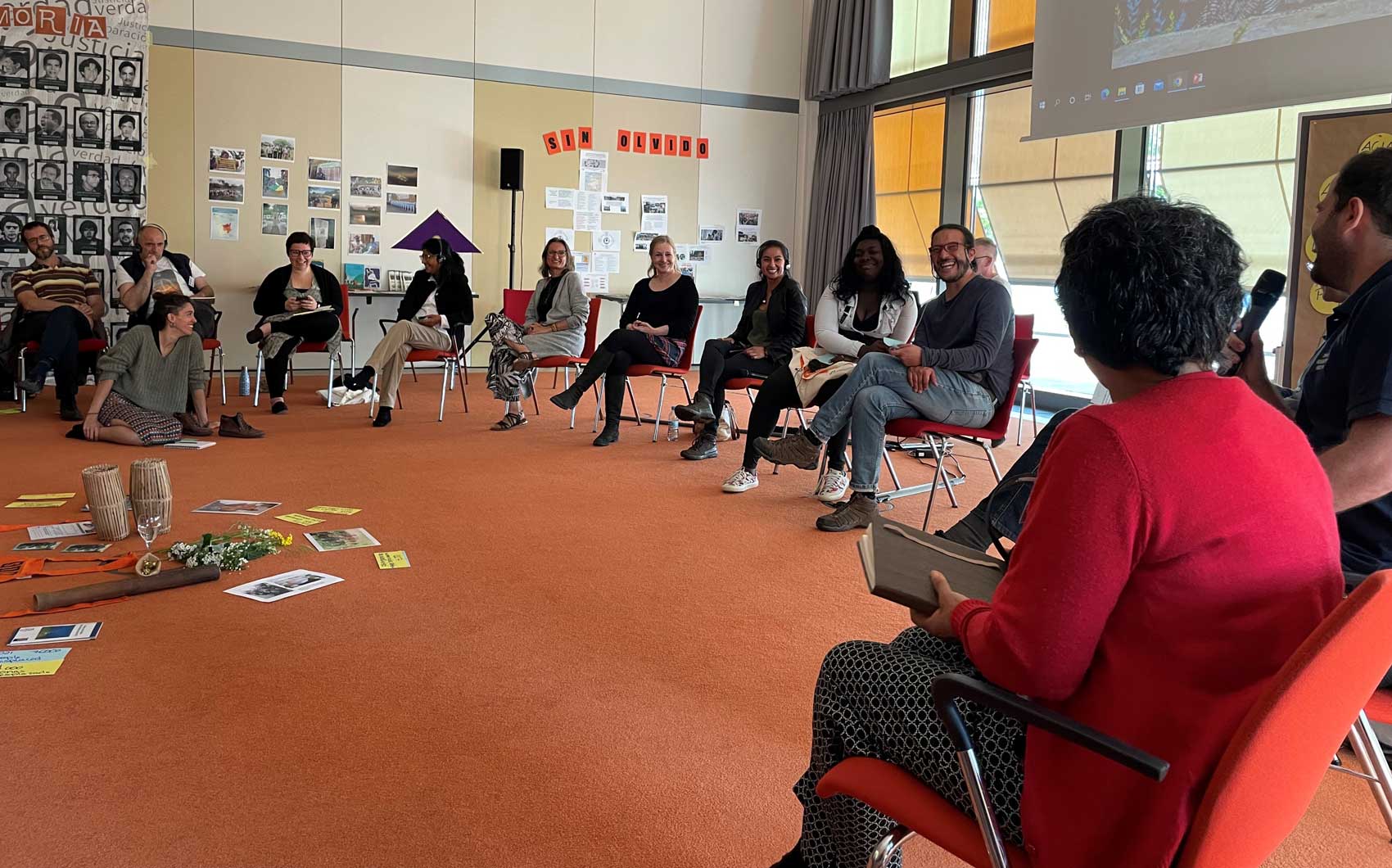 Vertreter*innen des Zivilen Friedensdienstes von AGIAMONDO und Peace Brigades International berichten von der Situation und ihrer Arbeit in Kolumbien.